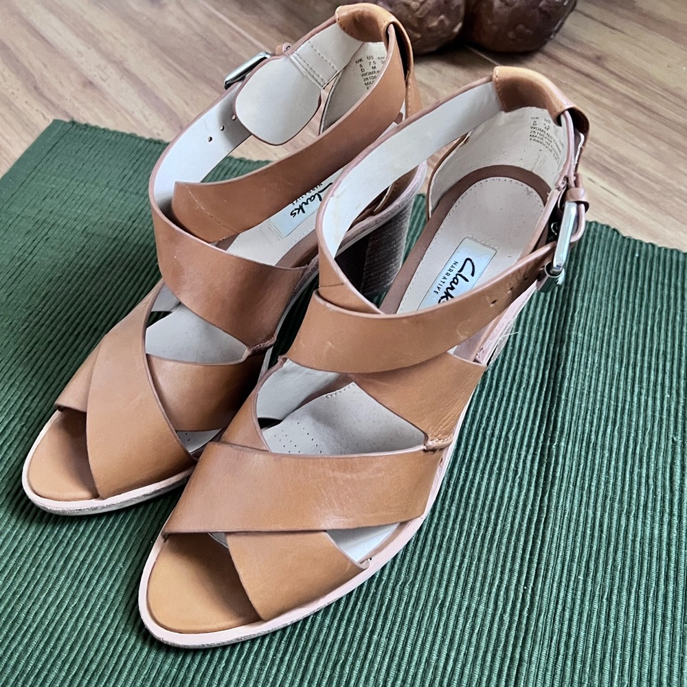 Clark Narrative Bess heeled sandals sz 7 1/2M leather upper/lining.
